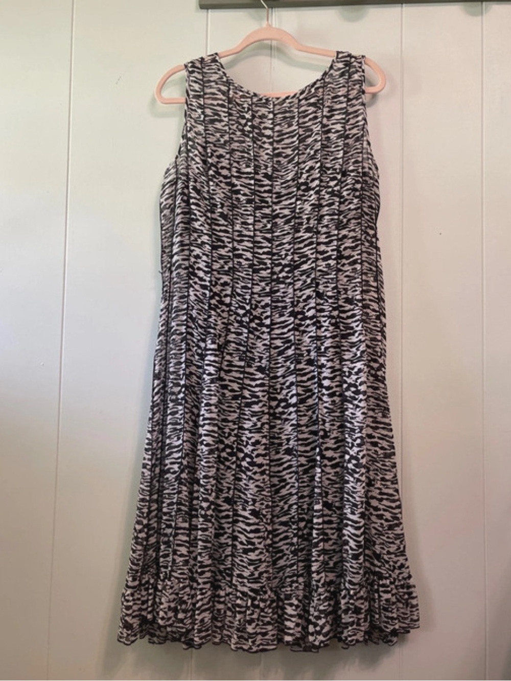 Jessica Howard Black & White Sleeveless Printed Midi Dress